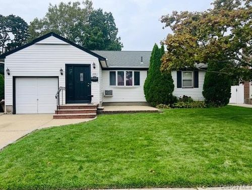 694 Blackstone Ave, East Meadow, NY, 11554-5105 | Card Image