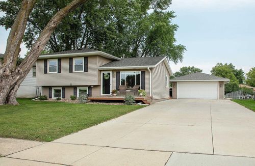 812 Orchard Dr, Cedar Falls, IA, 50613-5457 | Card Image