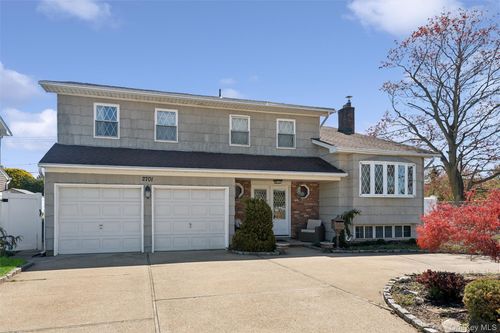 2701 S Seamans Neck Rd, Seaford, NY, 11783-3254 | Card Image