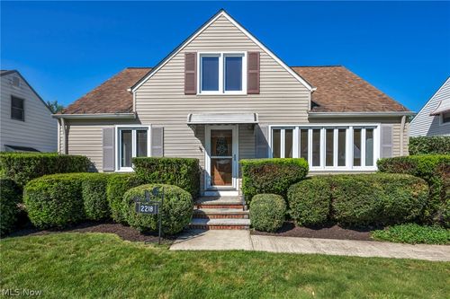 2218 Larchmont Dr, Wickliffe, OH, 44092-2438 | Card Image