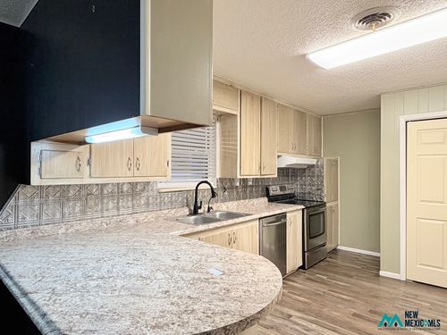 220 W Saint Anne Pl, Hobbs, NM, 88240-2229 | Card Image