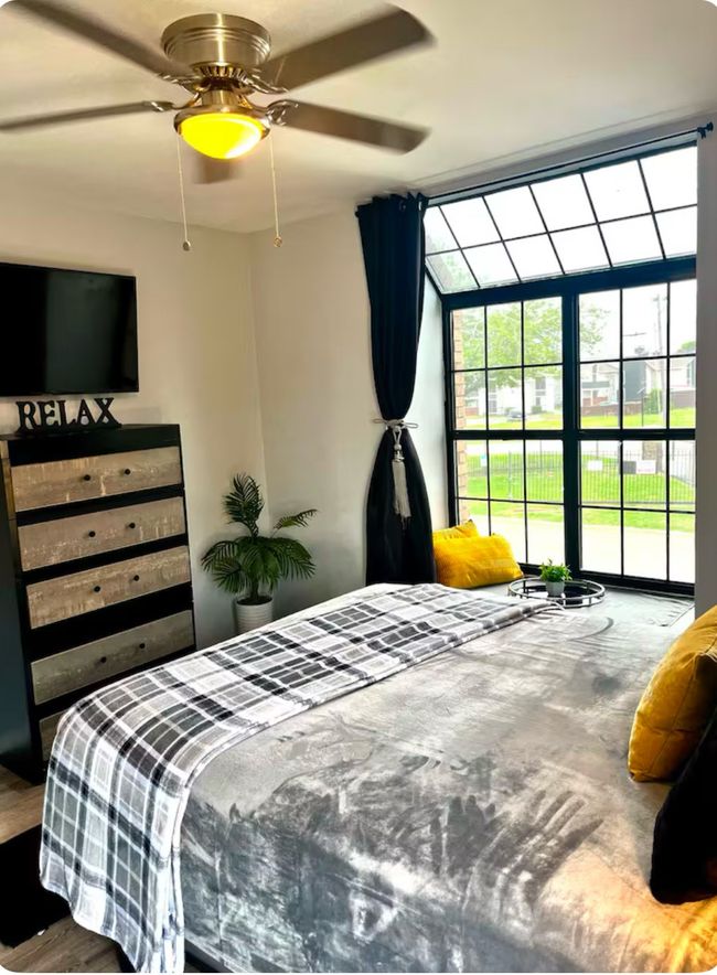 Bedroom with ceiling fan | Image 10