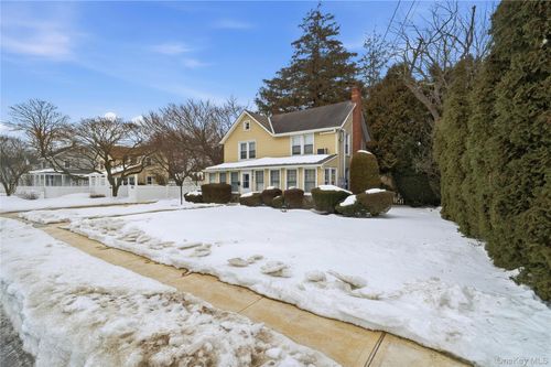 2097 Washington Ave, Seaford, NY, 11783-2253 | Card Image