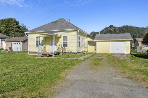 12 Center St, Rio Dell, CA, 95562-1302 | Card Image