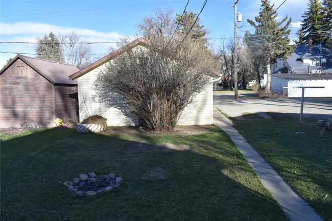 Yard to garage | Image 21