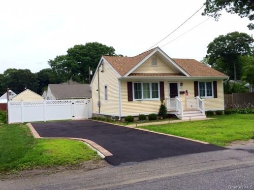 85 W 5th St, Ronkonkoma, NY, 11779-3842 | Card Image