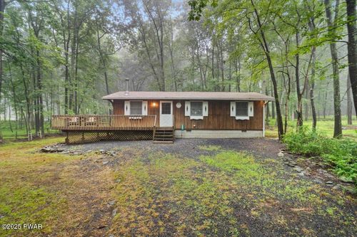 1081 Maple Lake Dr, Bushkill, PA, 18324-8272 | Card Image