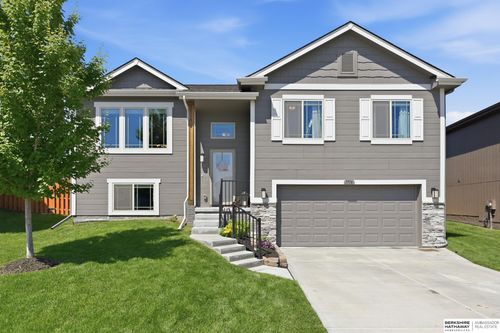 7716 N 147th Avenue Cir, Bennington, NE, 68007-7065 | Card Image
