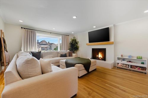 285 E Shore Dr, Massapequa, NY, 11758-8404 | Card Image