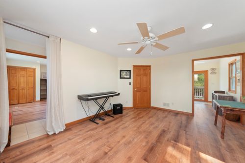 4S069 Barclay Rd, Warrenville, IL, 60563-9675 | Card Image