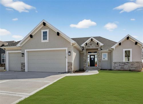 13715 Nw 70th St, Parkville, MO, 64152-1420 | Card Image