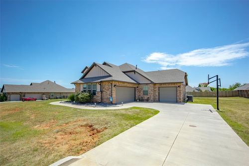 18392 Chuckwagon Trl, Norman, OK, 73072-9627 | Card Image