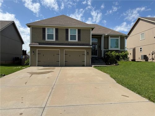 1052 Wyndham Dr, Lansing, KS, 66043-6324 | Card Image