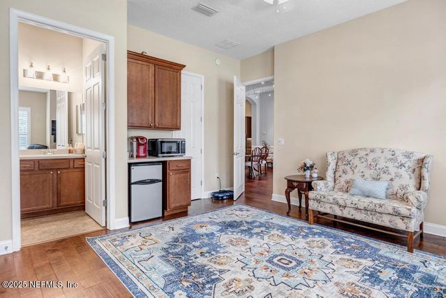 Large suite with private access, bathroom and kitchenette | Image 21