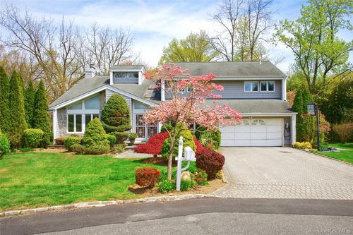 11 Bonnie Lynn Ct, Roslyn, NY, 11576-3040 | Card Image