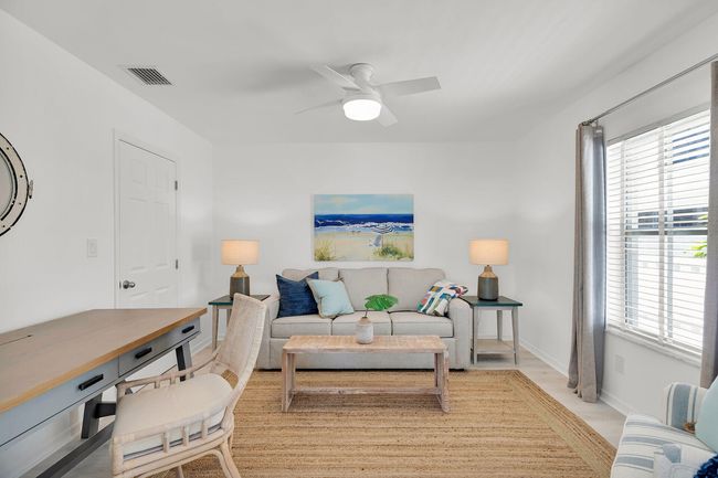 Guest Room / Den | Image 12