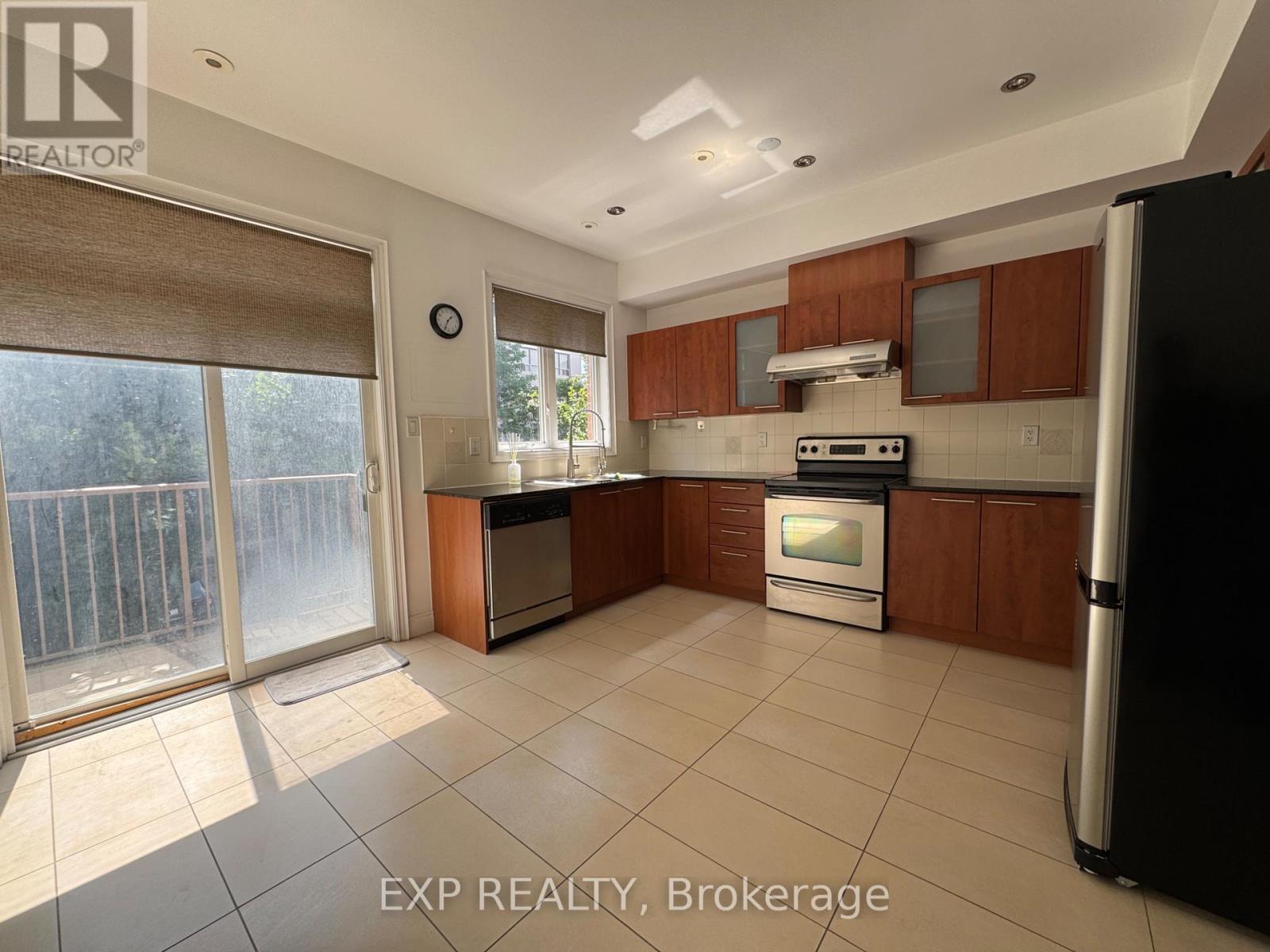 Residential Lease in Markham (Commerce Valley) 2