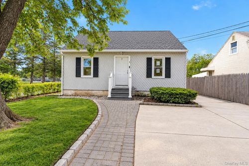 42 Birch St, Wyandanch, NY, 11798-4002 | Card Image
