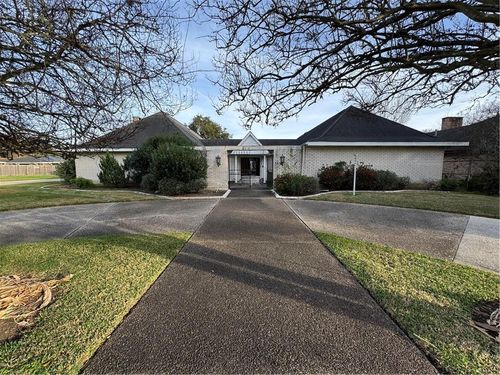 401 Schlief Dr, Belle Chasse, LA, 70037-2320 | Card Image