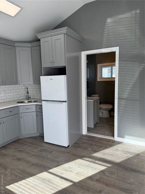 21-11-21 Collegeview Ave, Poughkeepsie, NY, 12603-2425 | Card Image