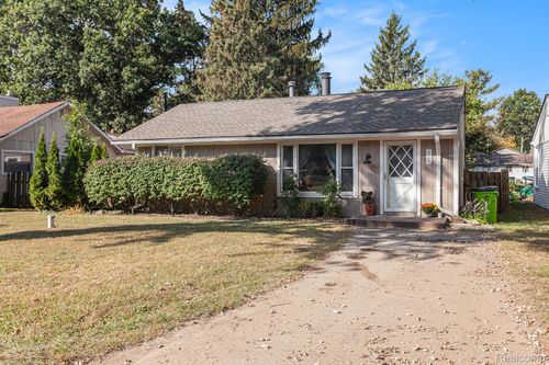 2440 Rolandale, West Bloomfield, MI, 48324-3672 | Card Image