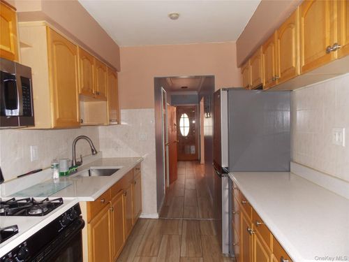 2927 Throop Ave, Bronx, NY, 10469-5222 | Card Image