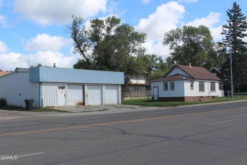 924 6th Ave Se, Jamestown, ND, 58401-5535 | Card Image