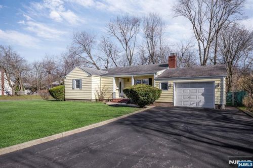 704 Evans St, Paramus, NJ, 07652-2214 | Card Image