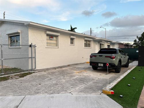 994-994 Se 2nd Pl, Hialeah, FL, 33010-5509 | Card Image