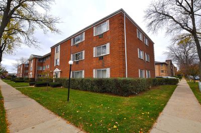 209 - 8460 Skokie Boulevard, Condo with 2 bedrooms, 1 bathrooms and 1 parking in Skokie IL | Image 1