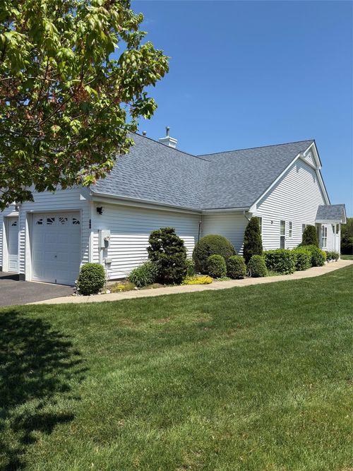 43-43 Summerfield Ln N, Riverhead, NY, 11901-5323 | Card Image