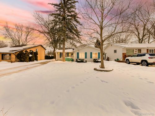 819 Woodingham Ave, Waterford, MI, 48328-4174 | Card Image