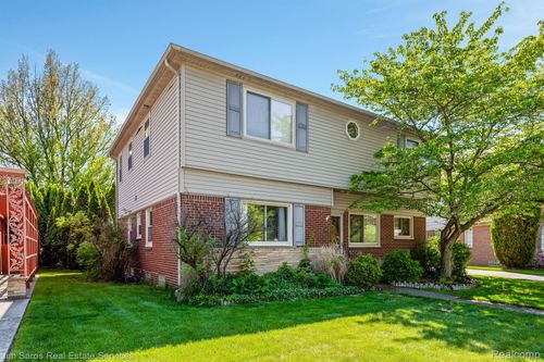 935 S Brys Dr, Grosse Pointe Woods, MI, 48236-1295 | Card Image