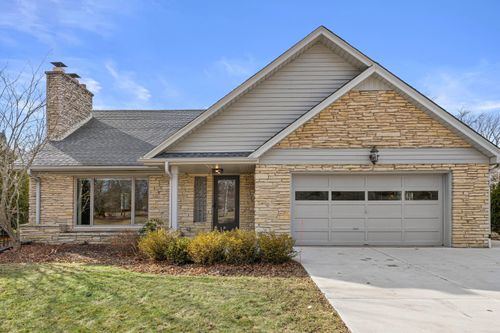 8307 N Greenvale Rd, Fox Point, WI, 53217-2865 | Card Image