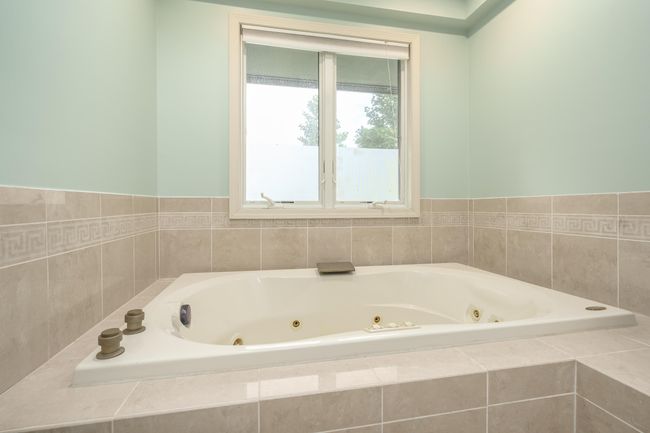 Jetted soaking tub | Image 18