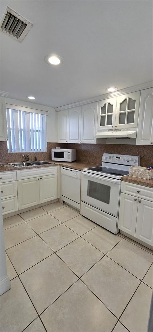 apt-l429-9375 Fontainebleau Blvd, Miami, FL, 33172-5660 | Card Image