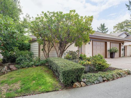 30-901 Kentwood Lane, Victoria, BC, V8Y2Y7 | Card Image