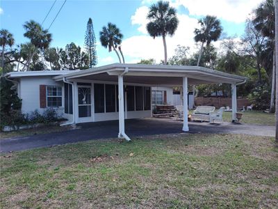 Front of house with circular driveway | Image 1