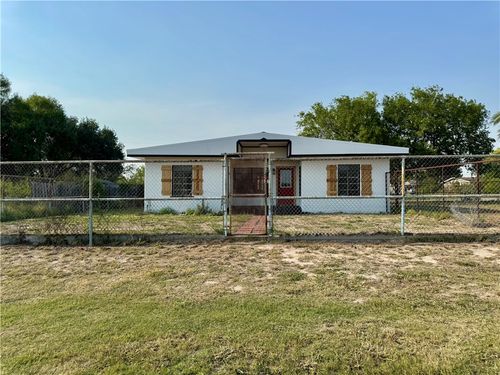 704 W Riley St, Freer, TX, 78357-1489 | Card Image