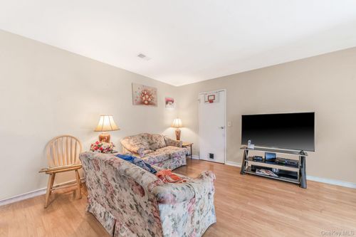 9-9 Kiowa Ct, Coram, NY, 11727-1513 | Card Image