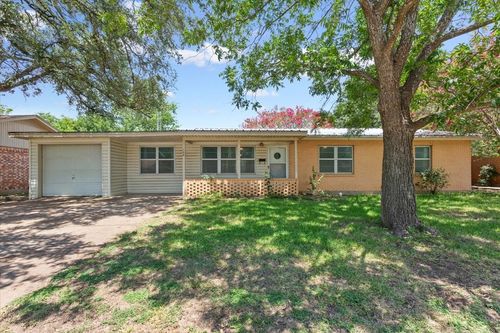 104 Crockett St, McGregor, TX, 76657-1010 | Card Image