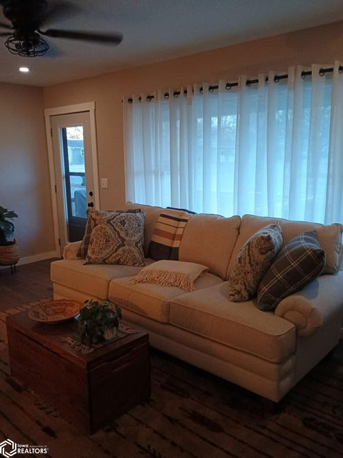 117 W Van Weiss Blvd, West Burlington, IA, 52655-1529 | Card Image