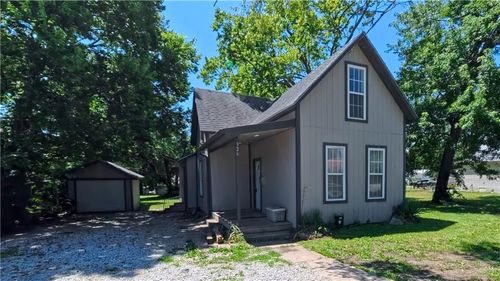 326 W 7th Ave, Garnett, KS, 66032-1416 | Card Image