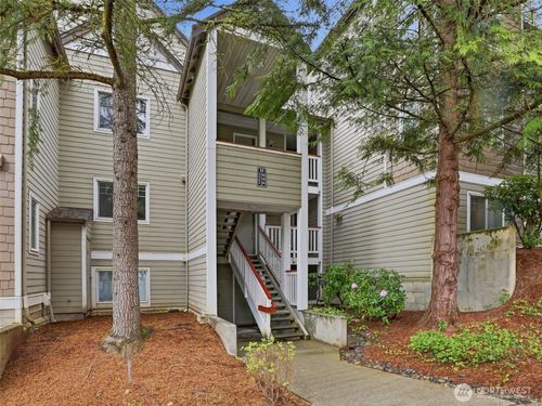 h136-18501 Se Newport Way, Issaquah, WA, 98027-9037 | Card Image