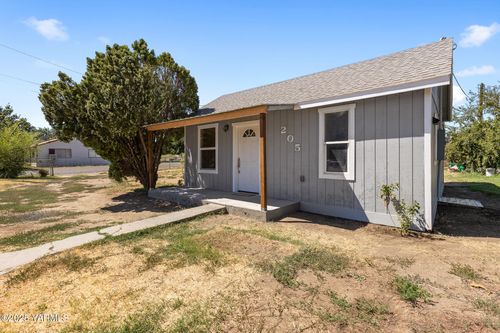 205 4th Ave, Mabton, WA, 98935-0108 | Card Image