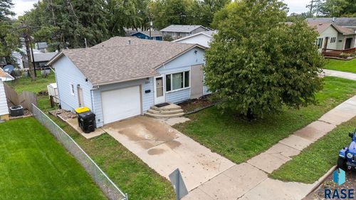 3204 E 15th St Street, Sioux Falls, SD, 57103-2904 | Card Image