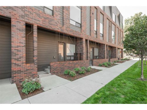 910 W 40th Ave, Denver, CO, 80211-2573 | Card Image