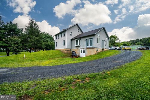 727 Hex Hwy, HAMBURG, PA, 19526-8903 | Card Image