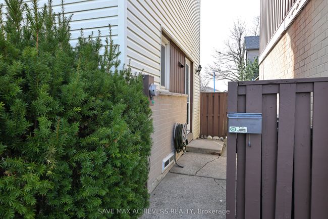 3 Gold Finch Crt, House other with 3 bedrooms, 2 bathrooms and 2 parking in Brampton ON | Image 5