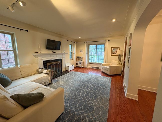 Exposed Hardwood Floors | Image 9